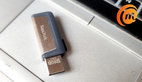 SanDisk Ultra 128GB USB A connector