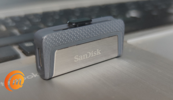 SanDisk Ultra Dual Drive C flash drive review standing