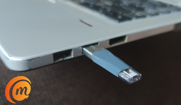 iXpand Mini flash drive plugged into Windows laptop