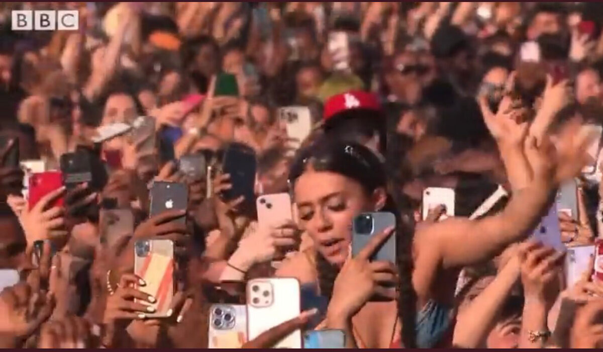 iPhones everywhere at a UK concert 