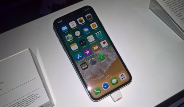 Apple iphone x hands on review on stand