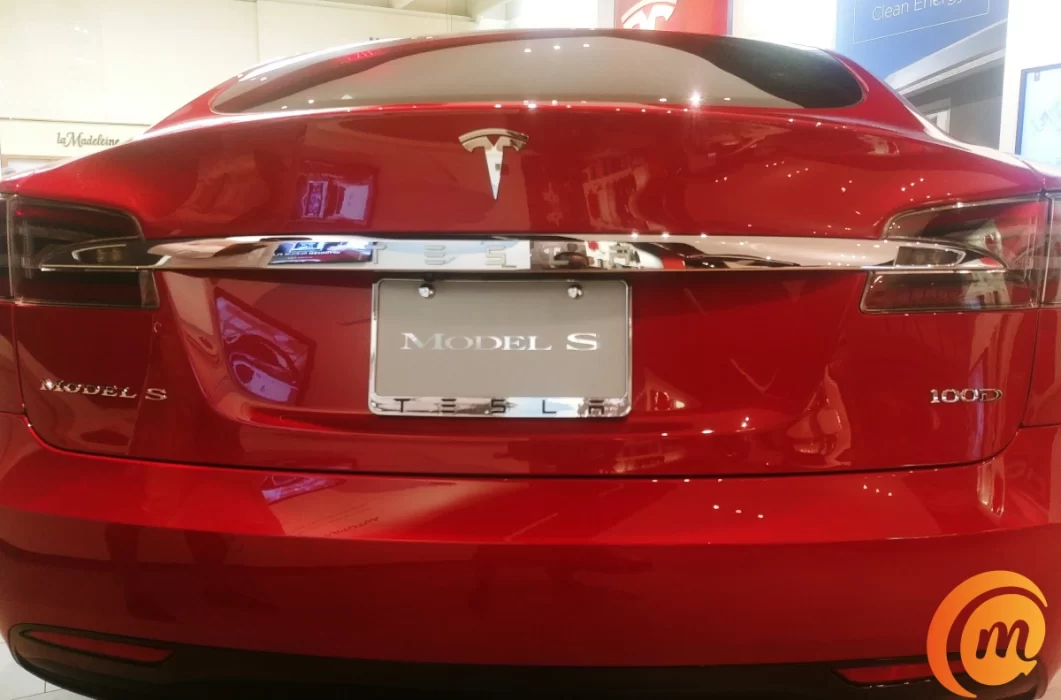 Tesla Model S color red 