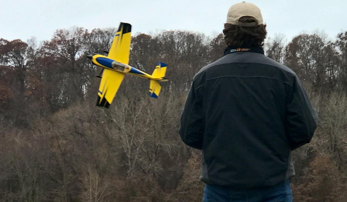 expert remote control model airplane flier