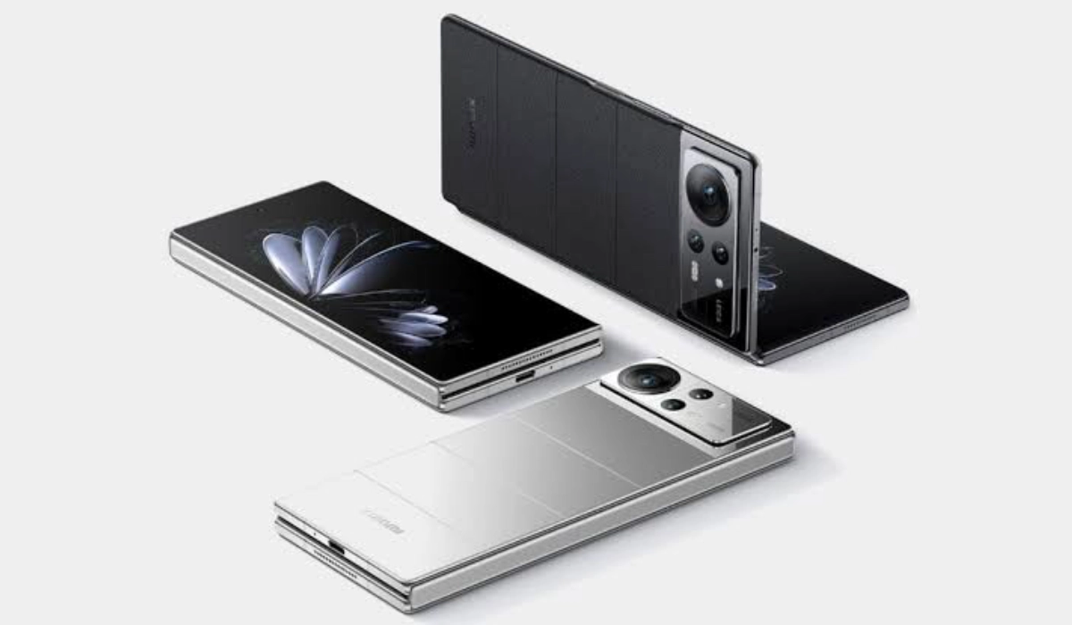 Xiaomi Mix Fold 4 is a Samsung Galaxy Z Fold6 alternative.