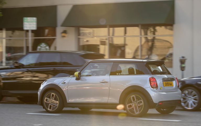 The Mini Cooper SE Hardtop